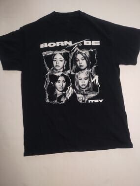 ITZY Born To Be 2nd World Tour Black Graphic Tee Size M